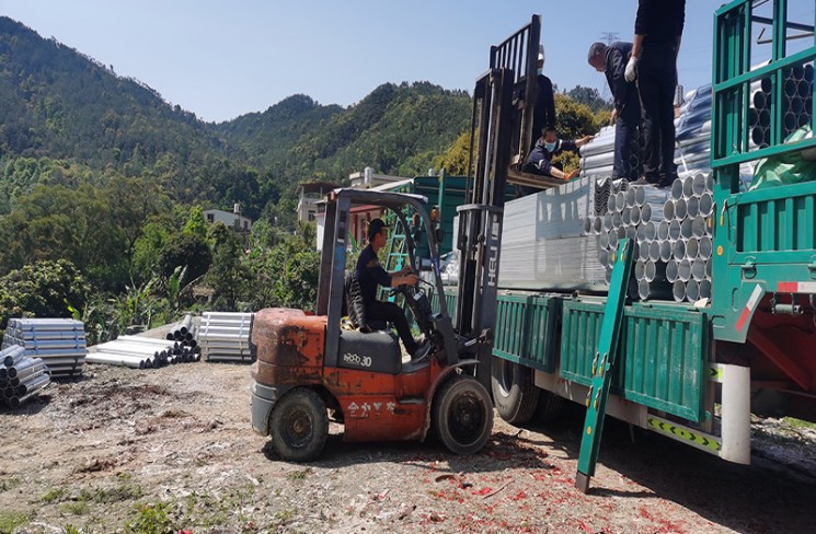 鹿寨福建波形護(hù)欄卸車